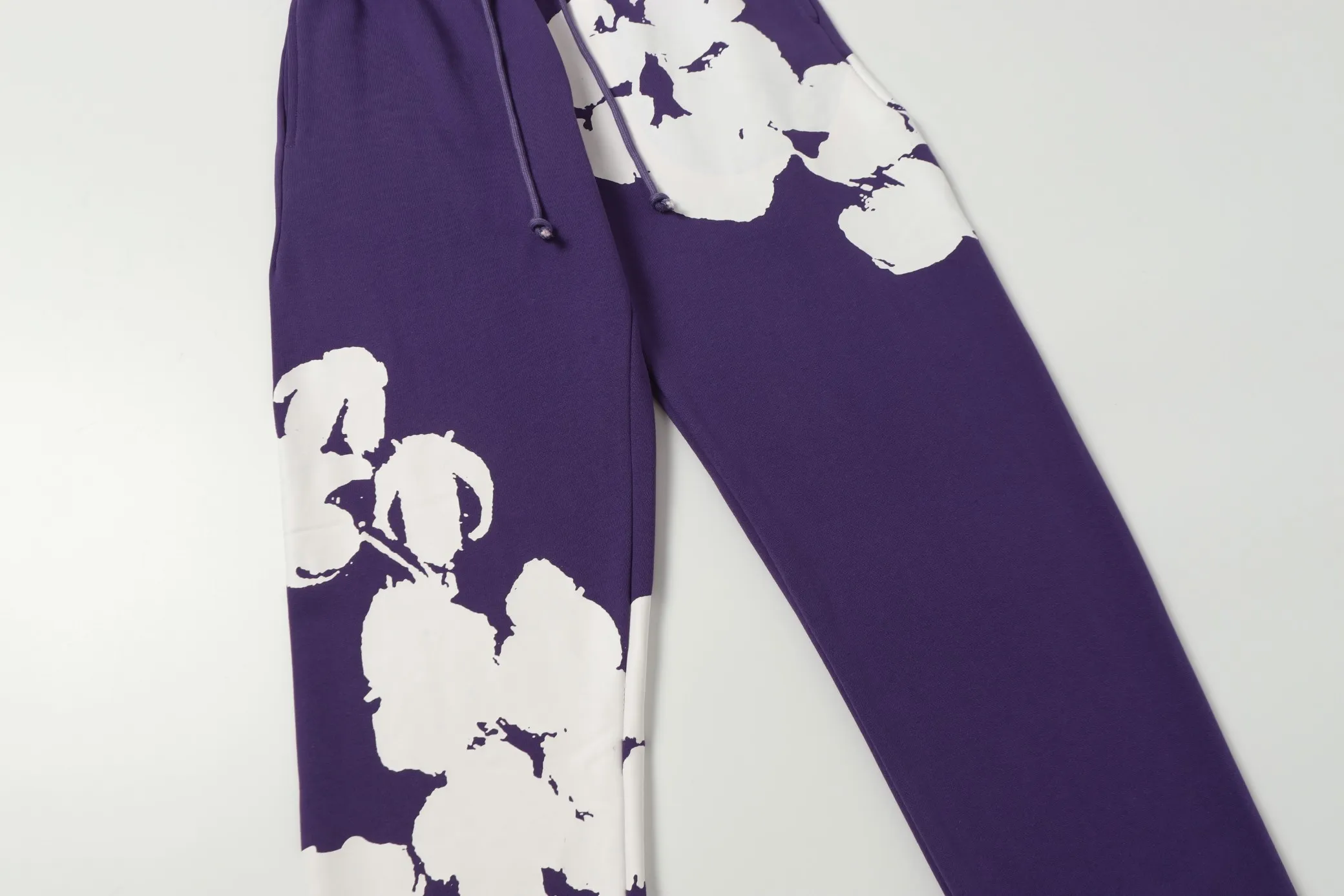 8002# DENIM TEARS Kapok European and American trendy brand high-quality printed hooded sweatshirt set. Terry fabric weighs 380 grams. Threads are customized and dyed in the same color. Color Black Gray Purple Size S-XL
